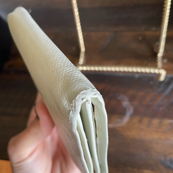 Vintage white Chanel bifold recently restored - Picture 9 of 9